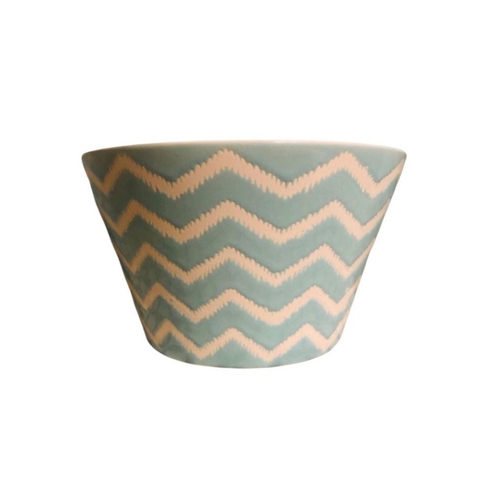 2 beautiful Shiraleah Chicago blue & white chevron textured print bowls.